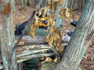  伪装的彩弹射击运动员 